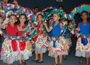 Alunos dos Crei´s e escolas do município participam de Festival de Danças Populares e Mostra de Brinquedos (1)