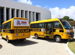 03-12-13-Prefeito entrega 12 ônibus escolares_foto_Alessandro-Potter001