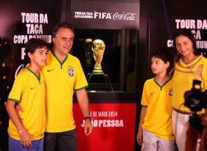 11-05-14-Prefeito recebe Taça da Copa do Mundo_foto_Alessandro-Potter017