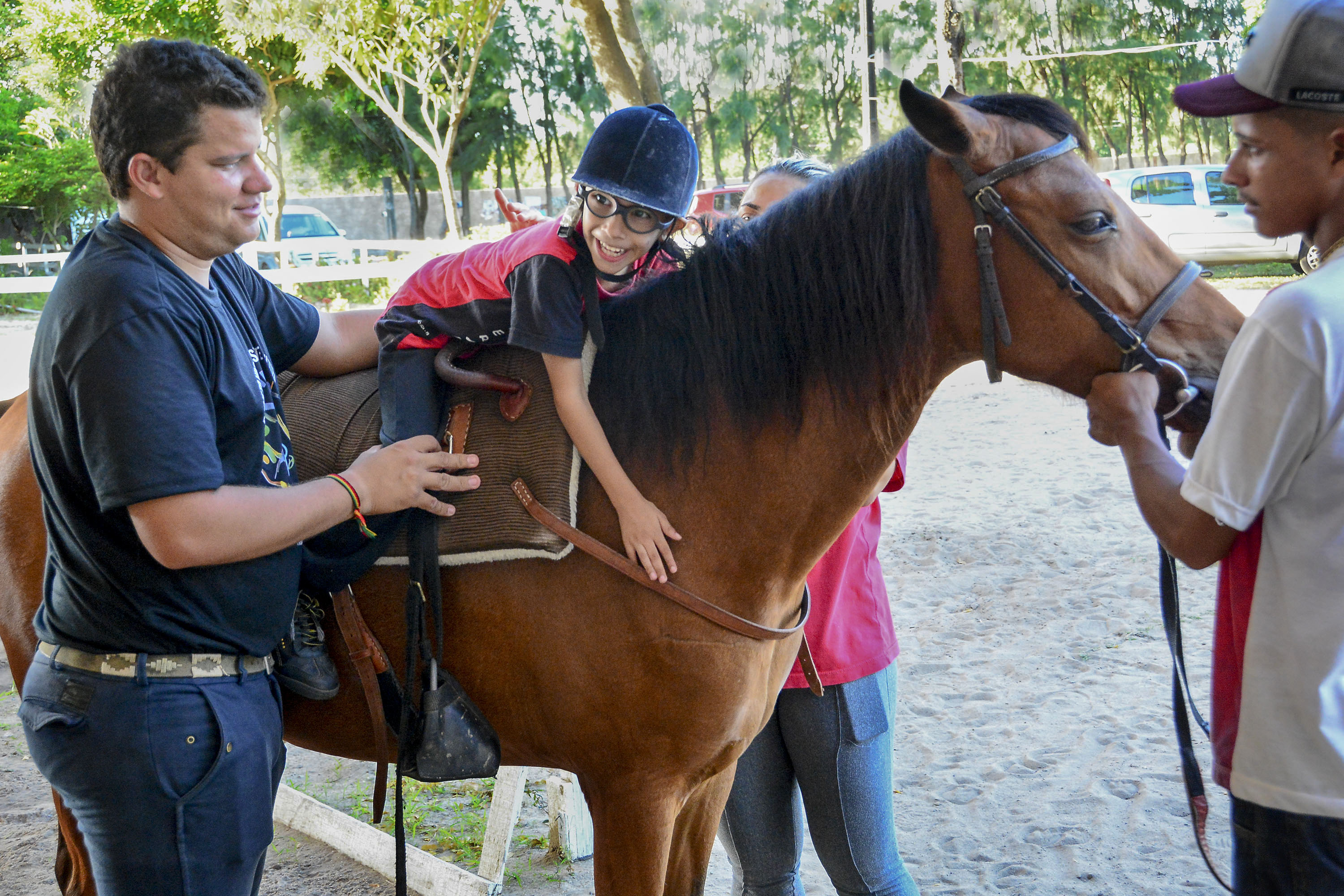 Cavalaria de SP oferece aulas de equoterapia para estimular pessoas com  deficiência